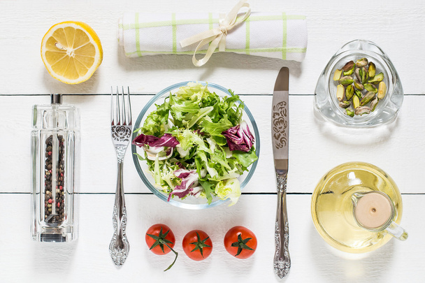 Ingredienti e accessori per la preparazione dell'insalata vitaminica
  - Foto, immagini