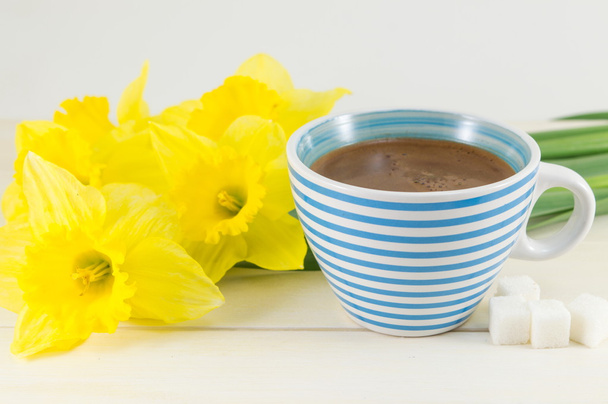 coffee with daffodils - Photo, Image
