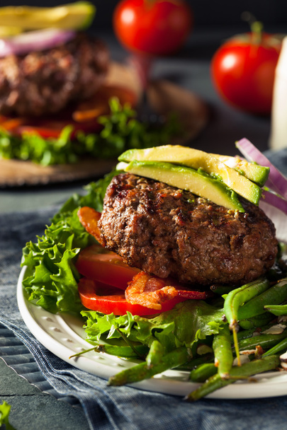 Fresh Grilled Paleo Hamburger - Foto, afbeelding