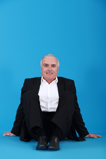 Senior businessman sat on the floor - Zdjęcie, obraz