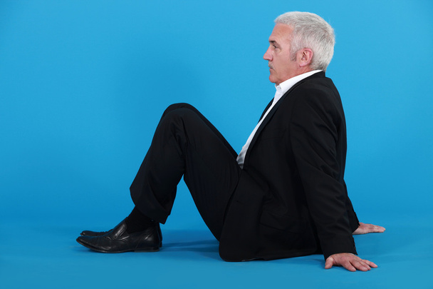 starší muž, sedící na podlaze - Fotografie, Obrázek