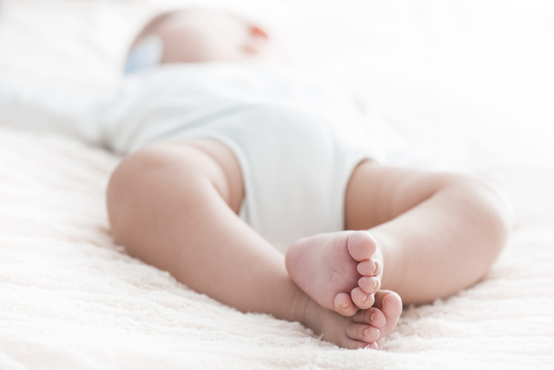 Nahaufnahme Porträt des niedlichen Neugeborenen schlafend - Foto, Bild