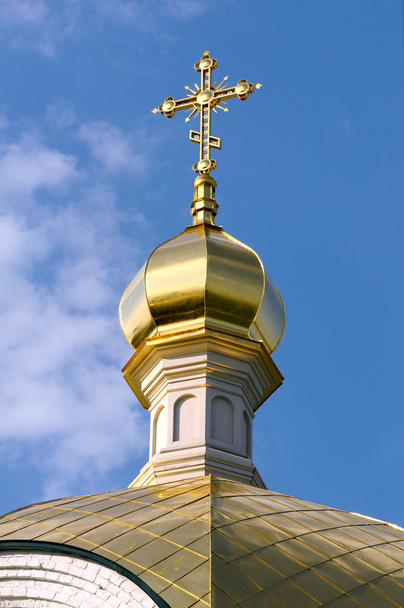 Nahaufnahme von goldenem Kruzifix und Kuppel der orthodoxen Kirche - Foto, Bild