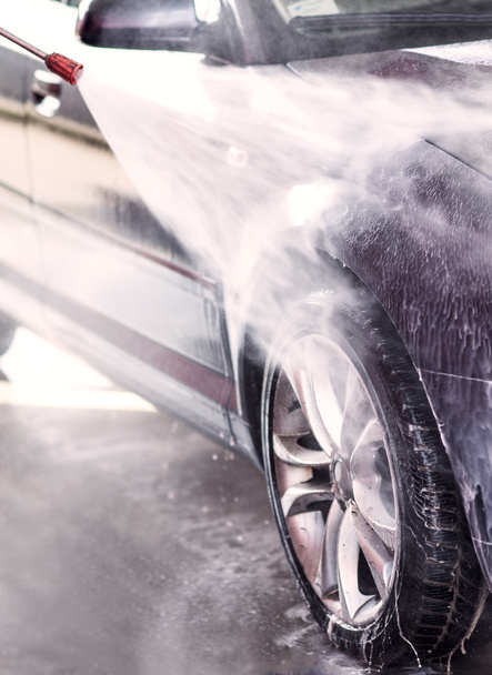 Lavaggio auto con rondella ad alta pressione
 - Foto, immagini