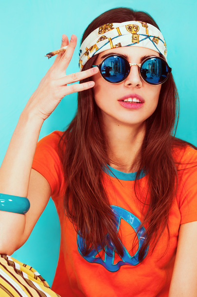Hippy girl portrait smoking and wearing sunglasses - Foto, Imagem