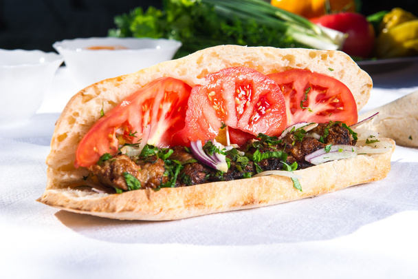 Lavash with grilled meat and vegetables - Foto, afbeelding