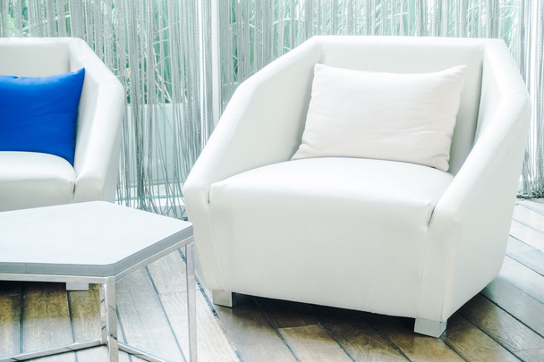 Красивые роскошные подушки на диванах
 - Фото, изображение