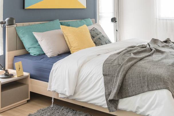 camera da letto moderna con cuscini colorati
 - Foto, immagini