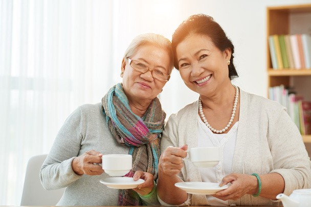 Kobiety w wieku picie herbaty  - Zdjęcie, obraz