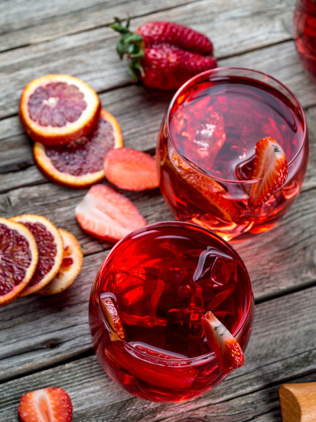Blood orange strawberry rum punch - Foto, afbeelding