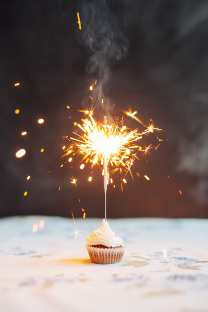 День народження кекс з іскристом
 - Фото, зображення