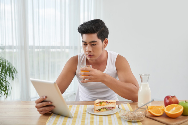 Man having breakfast - Фото, изображение