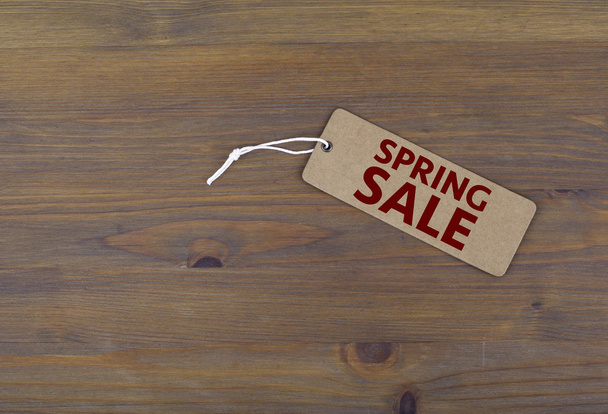 Цінова мітка на старому дерев'яному фоні столу - Spring Sale
 - Фото, зображення
