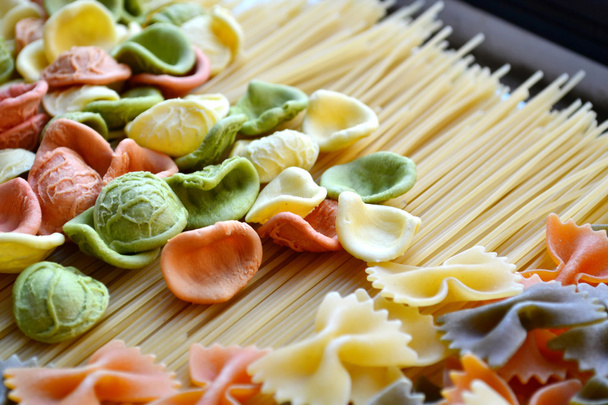 Set van verschillende soorten kleurrijke Italiaanse pasta op houten tafel - Foto, afbeelding