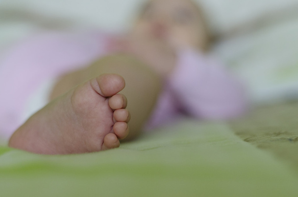 Lindo pequeño bebé pies
 - Foto, imagen