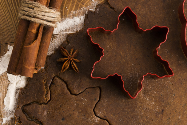 Hornear pan de jengibre de Navidad con especias
 - Foto, Imagen
