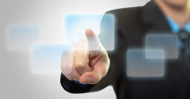 Üzletember kézzel nyomja a virtuális gombot - Fotó, kép