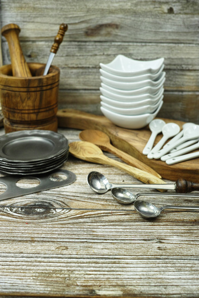 Diferentes acessórios de cozinha de estanho, madeira de oliveira e cerâmica
 - Foto, Imagem