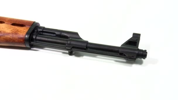 AK 47 Kalashnikov, plano de belleza sobre fondo blanco
. - Imágenes, Vídeo