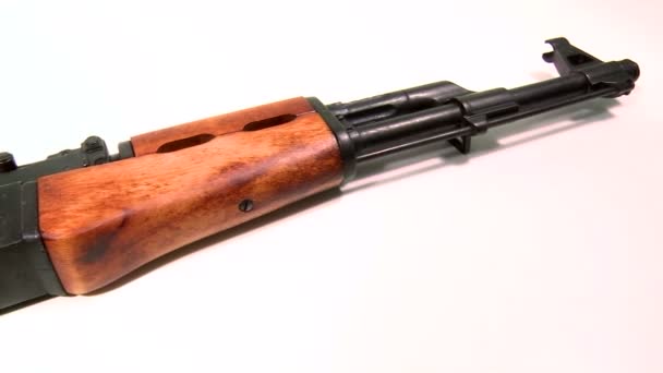 AK 47 Kalashnikov, plano de belleza sobre fondo blanco
. - Imágenes, Vídeo