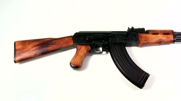 AK-47 Kalasnyikov, szépség szemcsésedik közelről a fehér háttér. - Felvétel, videó
