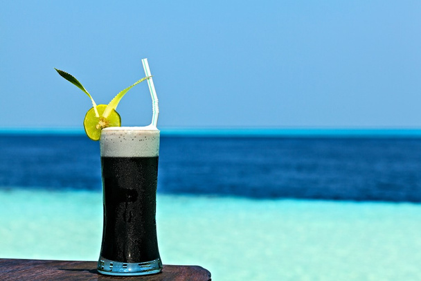 bebida negra en una playa
 - Foto, Imagen