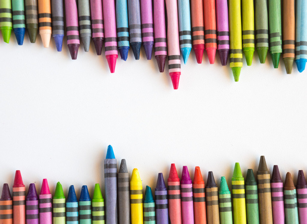 Crayons alignés isolés sur fond blanc
 - Photo, image