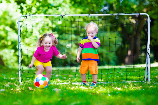 Crianças jogando futebol no quintal da escola
 - Foto, Imagem