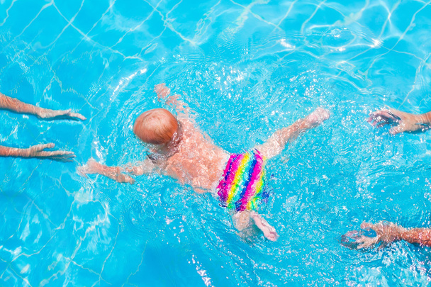 Μωρό κολύμβηση υποβρύχια - Φωτογραφία, εικόνα