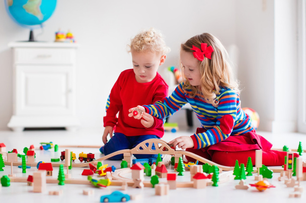 Kinder spielen mit Spielzeugeisenbahn und Zug - Foto, Bild