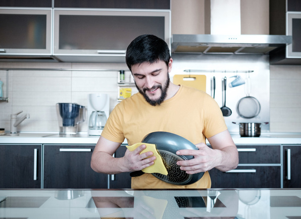 Bearded man in the kitchen - Foto, immagini