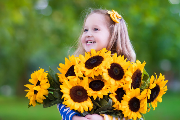 malá holčička se slunečnicemi - Fotografie, Obrázek