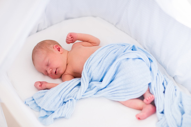 Niedliches Neugeborenes im weißen Bett - Foto, Bild