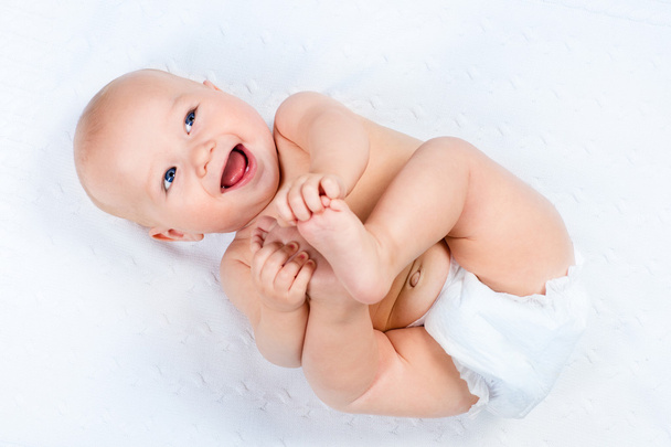Pequeño bebé usando un pañal
 - Foto, Imagen