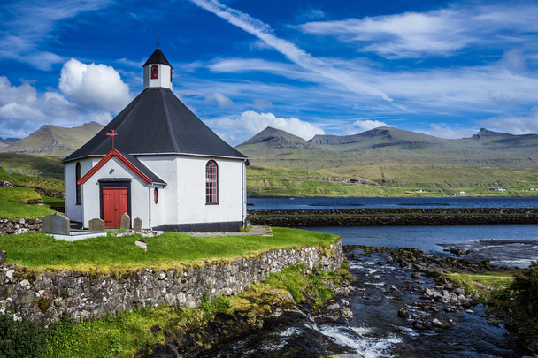 Pequeña iglesia del pueblo con cementerio en las Islas Feroe, Dinamarca
 - Foto, Imagen
