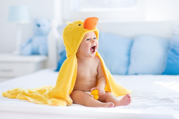 かわいい赤ちゃんの黄色いアヒル タオルでお風呂の後 - 写真・画像