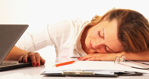 κουρασμένος γυναίκα ύπνο στο χώρο εργασίας (υπερβολικός φόρτος εργασίας, η υπερκόπωση, - Φωτογραφία, εικόνα