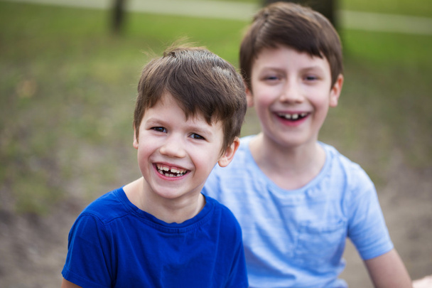 Heureux petits garçons caucasiens riant en plein air
 - Photo, image