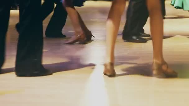 Kinder gehen auf die Bühne tanzen Ballsaal Menge tanzt Füße Konzert - Filmmaterial, Video