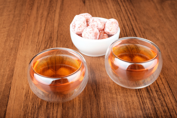Tea in cups and kumquat - Фото, изображение