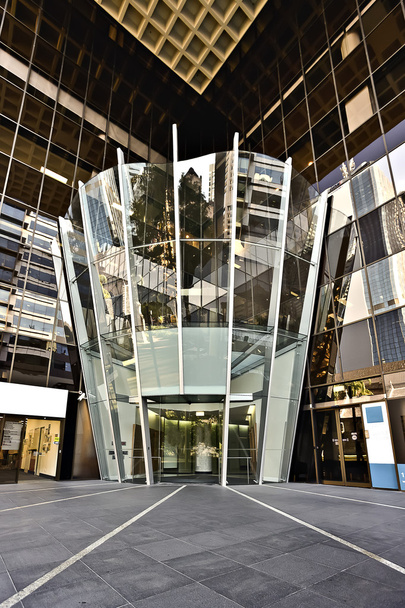 Entrada de cristal al edificio moderno
 - Foto, Imagen