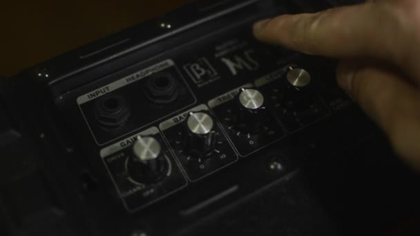 turn on sound regulation for bass guitar amplifier - Video, Çekim