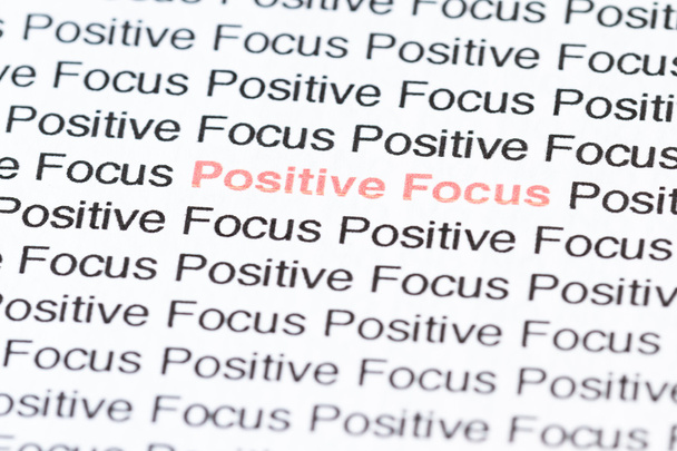 фокусируясь на позитивных мыслях
  - Фото, изображение