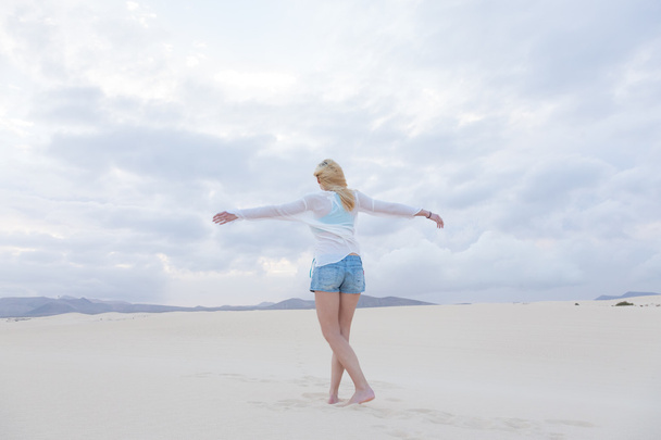 Femme insouciante jouissant de la liberté sur la plage
. - Photo, image