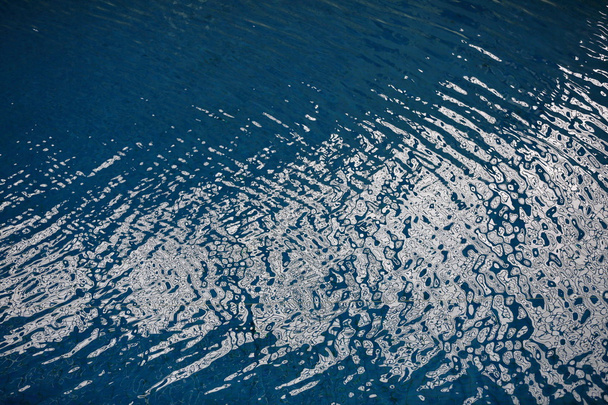 プールの青い水は - 写真・画像