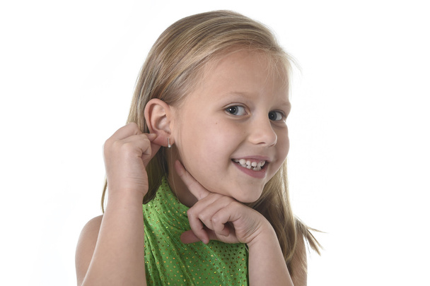 niedliches kleines Mädchen, das sein Ohr in Körperteile zeigt, die Schuldiagramm-Serie lernen - Foto, Bild