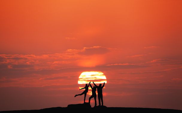 Krajobraz z sylwetka szczęśliwy rodziny o zachodzie słońca - Zdjęcie, obraz