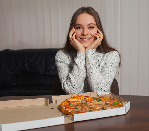 Woman with pizza - Foto, imagen