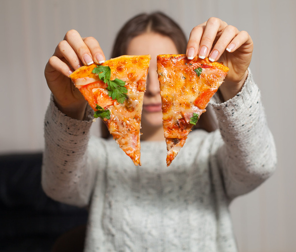 Woman and pizza - Foto, Bild
