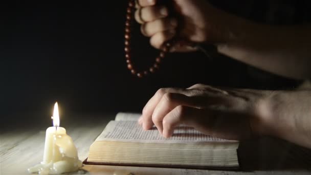 hand beweegt langs een heilig boek - Video